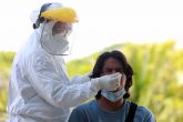 Acapulco, Gro. 9 de julio del 2021 Un joven se realiza la prueba de covid-19, ayer en el mudulo instalado en playa Papagayo. Foto: Carlos Alberto Carbajal