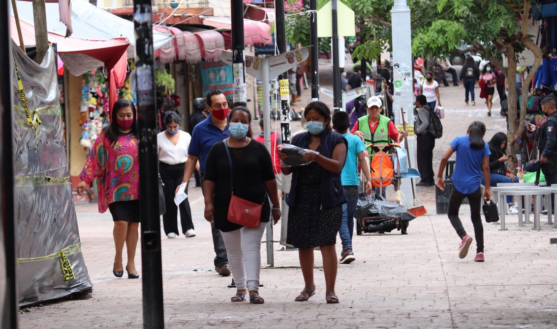 Chilpancingo Gro, 30 de julio 2021. // Pese al incremento de casos por Covid, habitantes de esta ciudad capital continúan con la movilidad en las calles de esta ciudad sin guardar las medidas sanitarias para evitar contagios de este virus. // Foto: Jesús Eduardo Guerrero