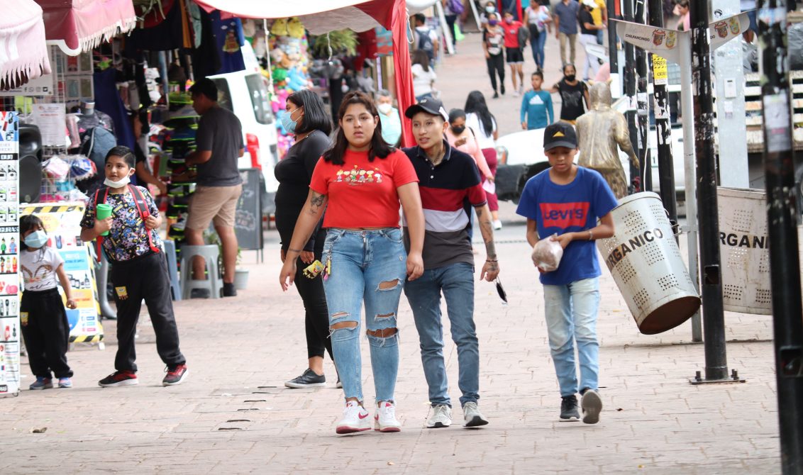 Chilpancingo Gro, 12 de julio 2021. // Jóvenes de Chilpancingo pasean en el andador Zapata en el centro de Chilpancingo sin usar el cubrebocas, como parte de las medidas sanitarias para prevenir contagios de Covid-19, y ante el aumento los contagios de este virus. // Foto: Jesús Eduardo Guerrero