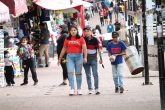 Chilpancingo Gro, 12 de julio 2021. // Jóvenes de Chilpancingo pasean en el andador Zapata en el centro de Chilpancingo sin usar el cubrebocas, como parte de las medidas sanitarias para prevenir contagios de Covid-19, y ante el aumento los contagios de este virus. // Foto: Jesús Eduardo Guerrero