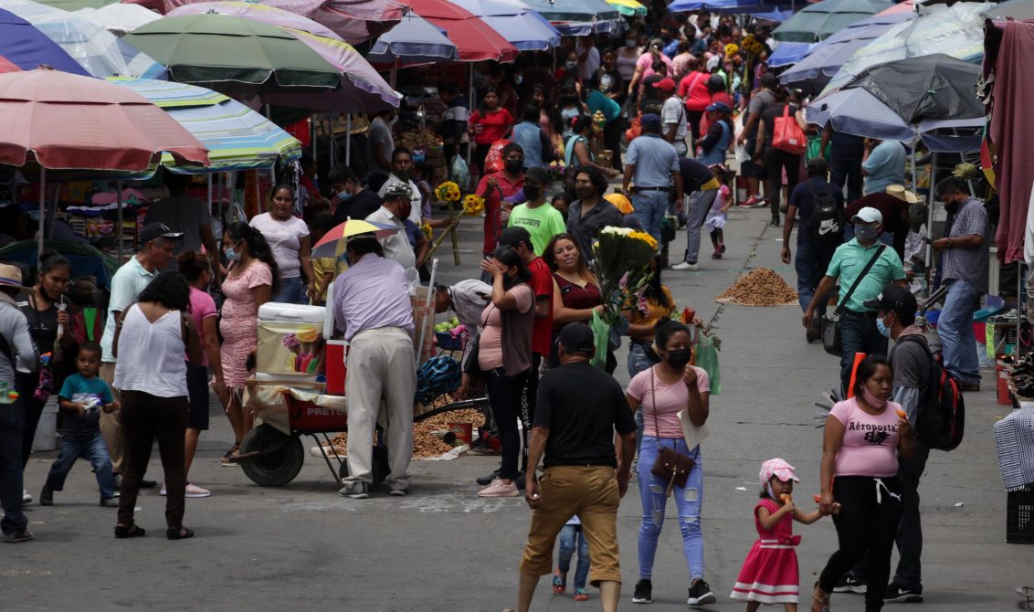 jnt-cubrebocas-mercado-asistentes-Covid.jpg: Chilpancingo, Guerrero 25 de julio del 2021// Asisten compradores al mercado Baltazar R. Leyva Mancilla, sin usar cubrebocas, a pesar del cambio de semáforo epidemiológico naranja por covid-19. Foto: Jessica Torres Barrera