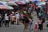 jnt-cubrebocas-mercado-asistentes-Covid.jpg: Chilpancingo, Guerrero 25 de julio del 2021// Asisten compradores al mercado Baltazar R. Leyva Mancilla, sin usar cubrebocas, a pesar del cambio de semáforo epidemiológico naranja por covid-19. Foto: Jessica Torres Barrera