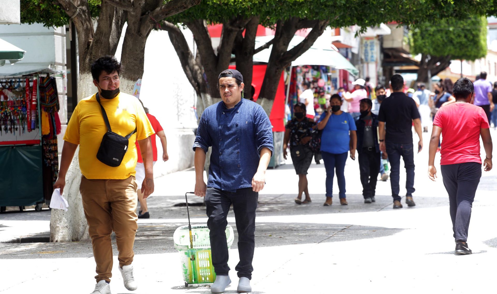 jnt-gente-zocalo-Covid.jpg: Chilpancingo, Guerrero 21 de julio del 2021// Gente en el zócalo sin respetar las medidas para la prevención del Covid-19. Foto: Jessica Torres Barrera