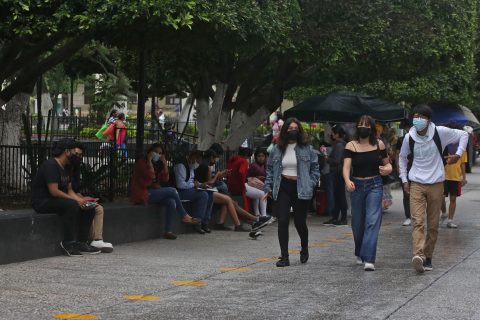 jnt-zocalo-familias-pasean.jpg: Chilpancingo, Guerrero 15 de julio del 2021// Familias pasean en el zócalo de Chilpancingo, a pesar del incremento de casos de contagio de Covid-19, la grafica tomada a las 6 de la tarde. Foto: Jessica Torres Barrera