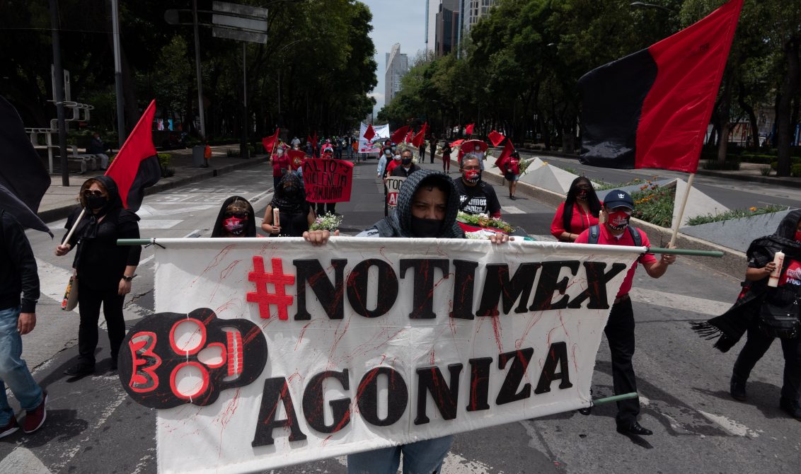 CIUDAD DE MÉXICO, 20AGOSTO2021.- Con motivo del 53 aniversario de la creación de la Agencia de Noticias del Estado Mexicano (Notimex), integrantes del Sindicato Único de Trabajadores de Notimex (SutNotimex) que desde hace más de un año mantienen una huelga contra la directora Sanjuana Martínez por los despidos y nulos pagos tras adquirir el cargo. Cargado un ataúd, pancartas y banderas rojinegras los inconformes marcharon del Ángel de la Independencia a la Secretaría de Gobernación. FOTO: GALO CAÑAS/CUARTOSCURO.COM