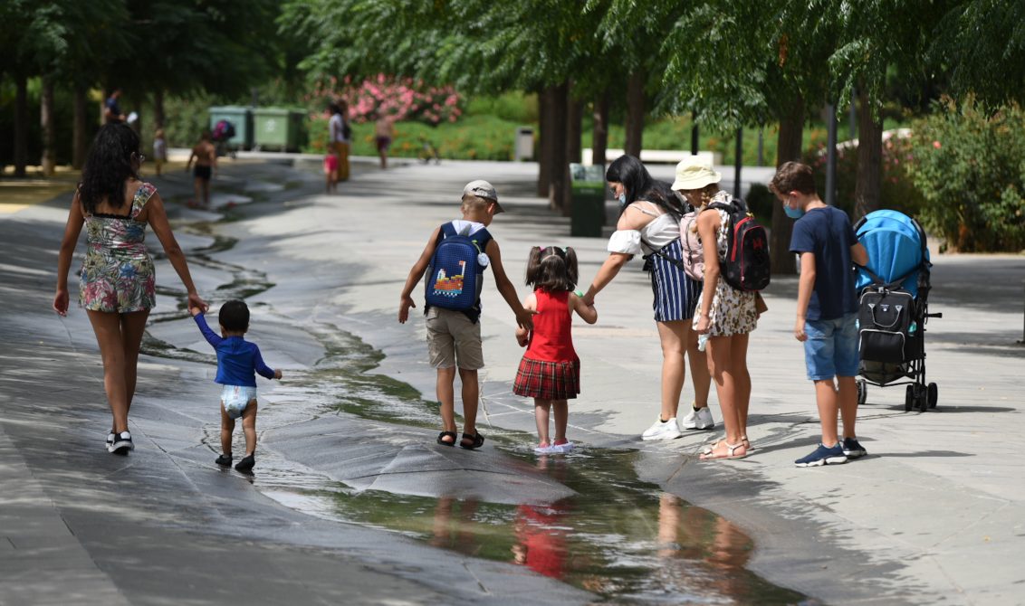 12-08-2021 Varios niños pasan por un arroyo de agua en el Parc Central, a 12 de agosto de 2021, en Valencia, Comunidad Valenciana (España). Como consecuencia de la ola de calor que comenzó ayer en toda España, la Comunitat Valenciana alcanzará durante la jornada de este jueves, máximas de hasta 39 grados, especialmente en el interior norte de Alicante y el interior sur de Valencia. La Aemet ha activado el aviso amarillo por las altas temperaturas en el interior de las tres provincias durante las horas centrales del día. SOCIEDAD Jorge Gil - Europa Press