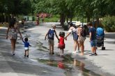 12-08-2021 Varios niños pasan por un arroyo de agua en el Parc Central, a 12 de agosto de 2021, en Valencia, Comunidad Valenciana (España). Como consecuencia de la ola de calor que comenzó ayer en toda España, la Comunitat Valenciana alcanzará durante la jornada de este jueves, máximas de hasta 39 grados, especialmente en el interior norte de Alicante y el interior sur de Valencia. La Aemet ha activado el aviso amarillo por las altas temperaturas en el interior de las tres provincias durante las horas centrales del día. SOCIEDAD Jorge Gil - Europa Press