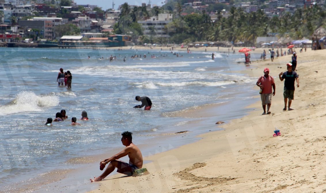 14 de agosto 2021 Acapulco, Gro. Pocos bañistas el día sábado en la playa Carabalí . Foto: Carlos Alberto Carbajal