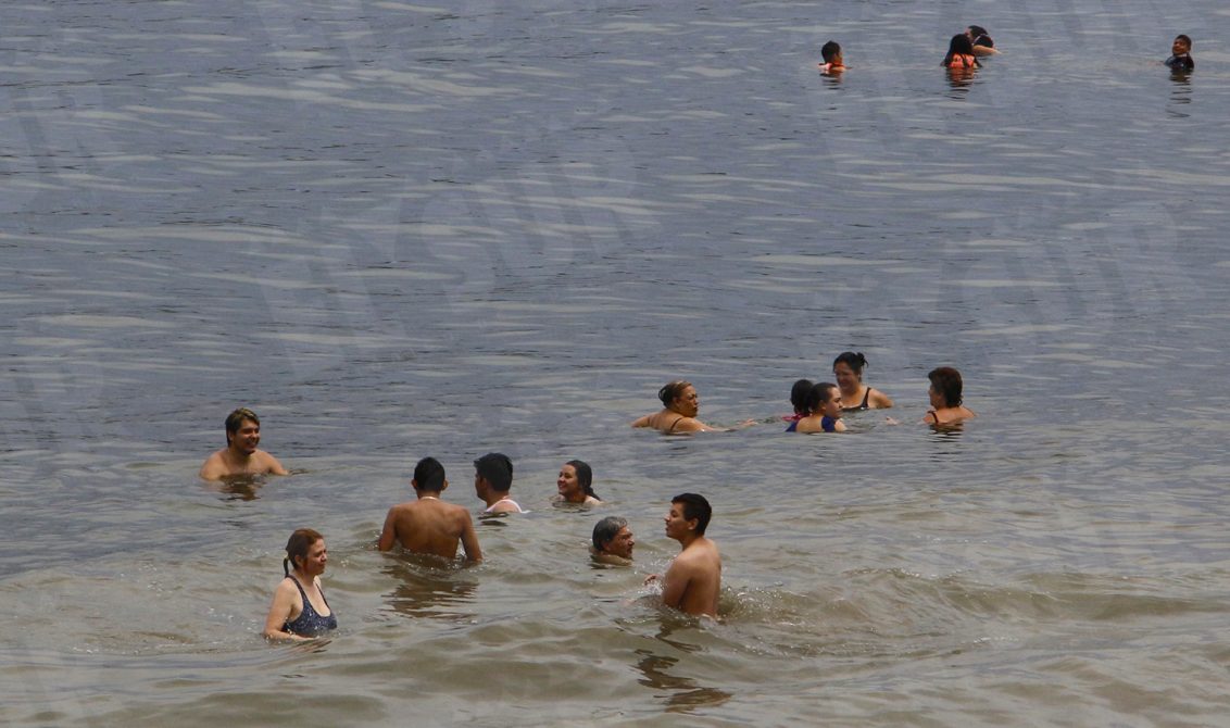 27-Junio-2021 Ciudad de Mexico. Grupo de bañistas ayer domingo en playa Suave. Foto: Carlos Alberto Carbajal