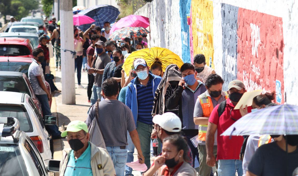 Chilpancingo Gro, 18 de agosto 2021. // En el segundo día de vacunación contra el Covid-19 en Chilpancingo, adultos mayores de 30 a 39 años con apellidos de la letra D a la H, hacen una larga fila alrededor de la cancha de la colonia del PRI, una de los dos puntos de vacunación que se intalara en esta ciudad capital, para recibir su primera dosis de la vacuna Astrazenaca // Foto: Jesús Eduardo Guerrero