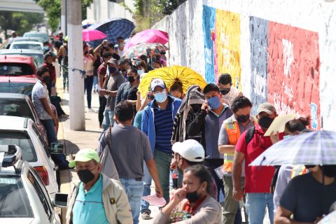 Chilpancingo Gro, 18 de agosto 2021. // En el segundo día de vacunación contra el Covid-19 en Chilpancingo, adultos mayores de 30 a 39 años con apellidos de la letra D a la H, hacen una larga fila alrededor de la cancha de la colonia del PRI, una de los dos puntos de vacunación que se intalara en esta ciudad capital, para recibir su primera dosis de la vacuna Astrazenaca // Foto: Jesús Eduardo Guerrero