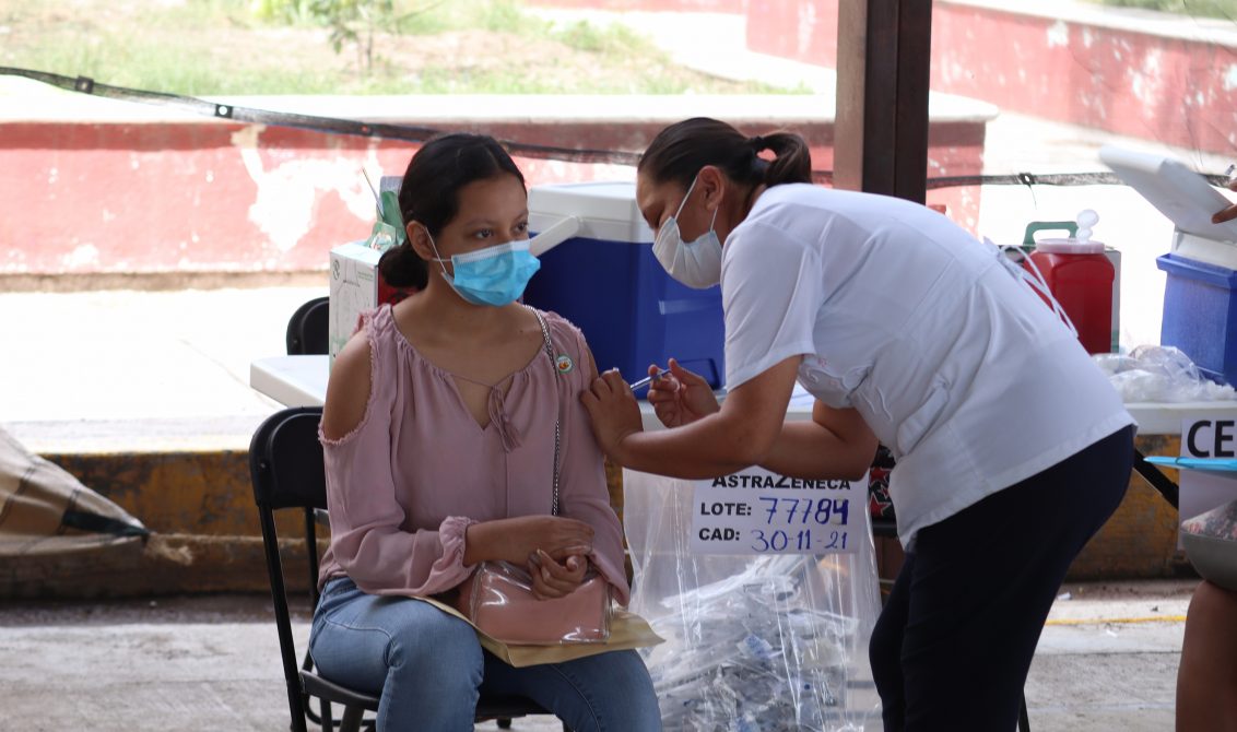 Chilpancingo Gro, 25 de agosto 2021. // Una enfermera aplica la vacuna AstraZeneca contra el Covi-19 a una joven que asistiera a las canchas de la colonia del PRI en Chilpancingo. // Foto: Jesús Eduardo Guerrero