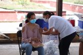 Chilpancingo Gro, 25 de agosto 2021. // Una enfermera aplica la vacuna AstraZeneca contra el Covi-19 a una joven que asistiera a las canchas de la colonia del PRI en Chilpancingo. // Foto: Jesús Eduardo Guerrero