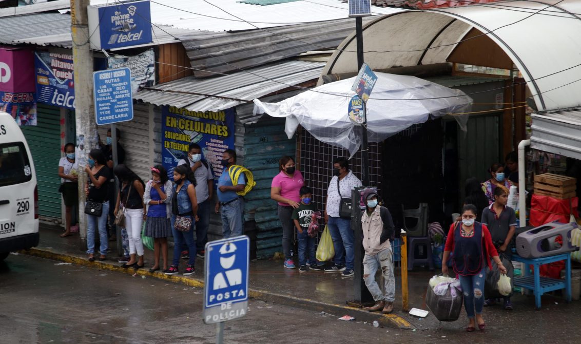 jnt-parada-Insurgentes-gente.jpg: Chilpancingo, Guerrero 04 de agosto del 2021//La parada del transporte público de la avenida Insurgentes, la grafica tomada a las 5:30 de la tarde. Foto: Jessica Torres Barrera