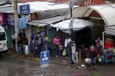 jnt-parada-Insurgentes-gente.jpg: Chilpancingo, Guerrero 04 de agosto del 2021//La parada del transporte público de la avenida Insurgentes, la grafica tomada a las 5:30 de la tarde. Foto: Jessica Torres Barrera