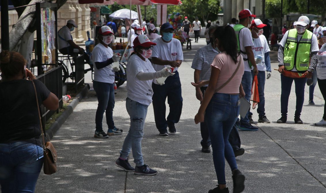 jnt-gel-brigadas-sanitización-contra-Covid-19.jpg: Chilpancingo, Guerrero 11 de agosto del 2021// Brigadas de concientización del gobierno del estado, para la prevención del Covid-19, sanitizaron vehículos y aplicaron gel antibacterial a las personas que transitaban en el centro de la capital. Foto: Jessica Torres Barrera