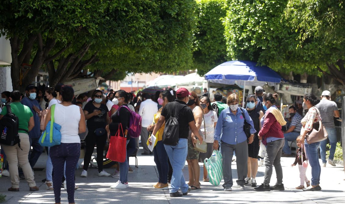 jnt-gente-camina-zocalo.jpg: Chilpancingo, Guerrero 13 de agosto del 2021// El zócalo de Chilpancingo a las 3 de tarde del viernes. Foto: Jessica Torres Barrera