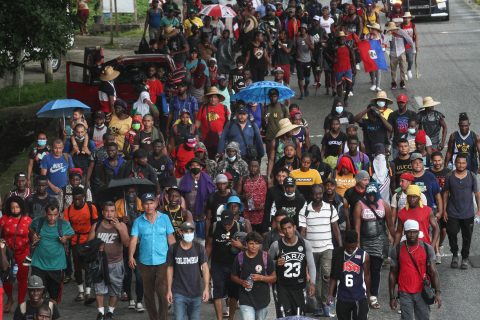 Luego de diversos enfrentamientos con elementos de la Guardia Nacional y del Instituto Nacional de Migración, la caravana de migrantes que partió de Tapachula llegó a Huixtla, todavía en Chiapas. Foto: Cuartoscuro