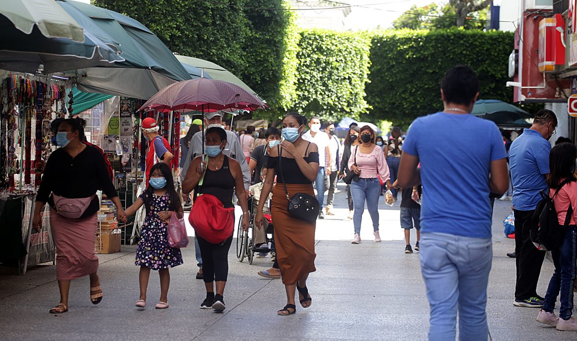 jnt-zócalo-gente-tarde.jpg: Chilpancingo, Guerrero 27 de septiembre del 2021// El zócalo de Chilpancingo, a las 3 de la tarde el día de ayer. Foto: Jessica Torres Barrera