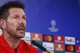 Para Diego Simeone, técnico del Atlético de Madrid, sus rivales los han estudiado a fondo, por eso han tenido más dificultades en los últimos partidos y por lo mismo considera que deben sorprender y aumentar “la agresividad en las áreas”. Foto: Tomada de internet