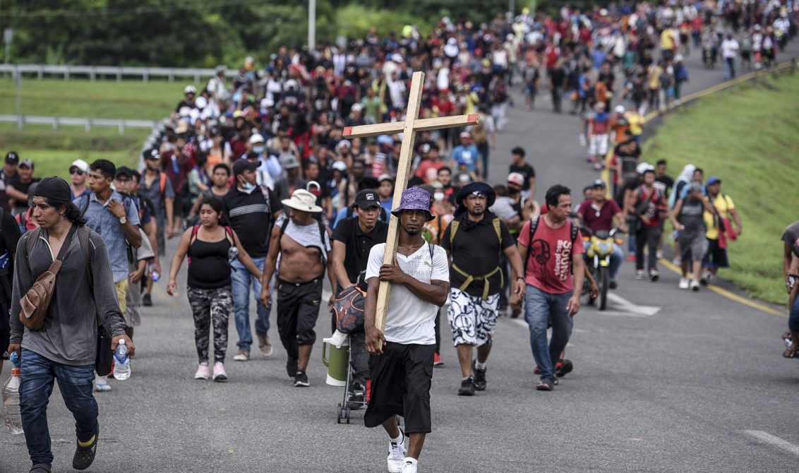 Después de casi 10 horas de caminata con descansos intermitentes, la caravana de migrantes detuvo su marcha para pasar la noche en la cabecera municipal del municipio de Huixtla, en Chiapas. Durante la travesía del día del lunes, algunos migrantes que quedaron rezagados del contingente fueron detenidos por parte del Instituto Nacional de Migración. Foto: Cuartoscuro