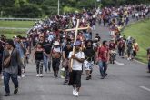 Después de casi 10 horas de caminata con descansos intermitentes, la caravana de migrantes detuvo su marcha para pasar la noche en la cabecera municipal del municipio de Huixtla, en Chiapas. Durante la travesía del día del lunes, algunos migrantes que quedaron rezagados del contingente fueron detenidos por parte del Instituto Nacional de Migración. Foto: Cuartoscuro