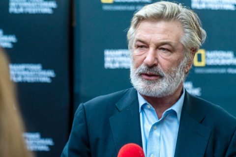 El actor Alec Baldwin (en la imagen) ensayaba una escena con un arma que se suponía que era de utilería, cuando la accionó y mató accidentalmente a la cinefotógrafa Halyna Hutchins e hirió al director de la película "Rust", Joel Souza. Foto: Tomada de internet