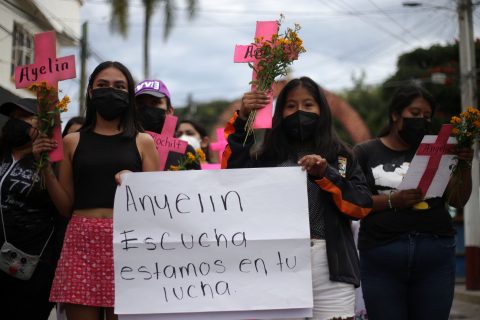 jnt-vecinos-justicia-Ayelin-Iczae.jpg: Chilpancingo, Guerrero 17 de octubre del 2021// Vecinos de la cabecera municipal de Tixtla, colectivos feministas e integrantes del colectivo Familiares de Personas Desaparecidas en Chilpancingo marcharon del barrio "El Santuario" al zócalo, para demandar justicia, tras cumplirse un año de la desaparición y el asesinato de la niña Ayelin Iczae Gutiérrez Marcelo de 13 años de edad, quien fue hallada mutilada el 19 octubre de 2020.