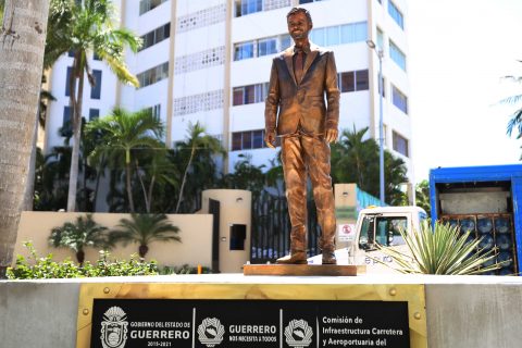 Acapulco,Gro/11Octubre2021/ La estatua colocada del comediante de televisa. Eugenio Deerbez la glorieta para llegar al hotel Copacabana en Acapulco. Foto: Jesús Trigo