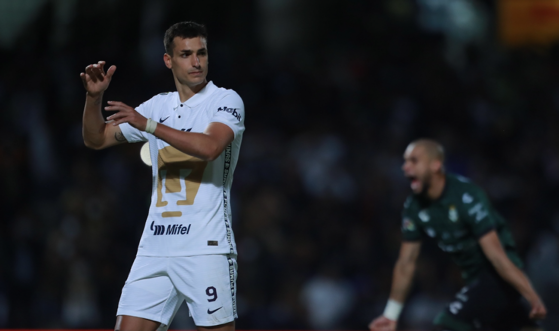 El delantero argentino Juan Dinenno falló un penalti para Pumas, cobro que detuvo el portero Carlos Acevedo, cuando el partido ya estaba 3-0 a favor de Santos, ayer en la cancha del estadio Olímpico Universitario. Foto: Agencia Reforma