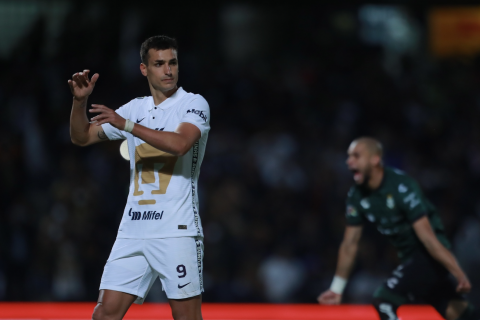 El delantero argentino Juan Dinenno falló un penalti para Pumas, cobro que detuvo el portero Carlos Acevedo, cuando el partido ya estaba 3-0 a favor de Santos, ayer en la cancha del estadio Olímpico Universitario. Foto: Agencia Reforma