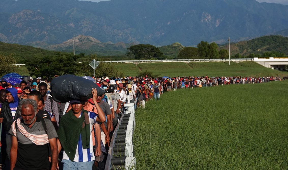 ARRIAGA, CHIAPAS, 05NOVIEMBRE2021.- Tras más de 5 horas de espera, miles de migrantes que integran la Caravana Migrante optaron por continuar su camino hacia Oaxaca, estado que en un principio pensaban evitar. Tras una asamblea grupal, las y los migrantes decidieron avanzar hasta el poblado de Chahuites, Oaxaca (alrededor de 30km) FOTO: GALO CAÑAS/CUARTOSCURO.COM