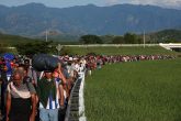 ARRIAGA, CHIAPAS, 05NOVIEMBRE2021.- Tras más de 5 horas de espera, miles de migrantes que integran la Caravana Migrante optaron por continuar su camino hacia Oaxaca, estado que en un principio pensaban evitar. Tras una asamblea grupal, las y los migrantes decidieron avanzar hasta el poblado de Chahuites, Oaxaca (alrededor de 30km) FOTO: GALO CAÑAS/CUARTOSCURO.COM