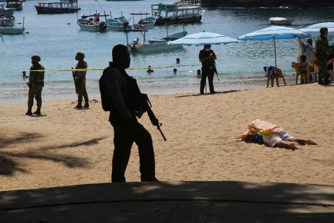 Acapulco, Guerrero,18noviembre2021 Policías y soldados resguardan el cuerpo del prestador de servicios turísticos, asesinado a balazos en la playa Caleta. Foto: Carlos Alberto Carbajal