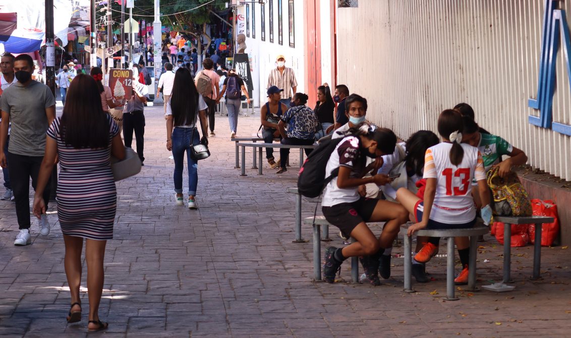 Chilpancingo Gro, 15 de noviembre 2021. // Pese a ser uno de los municipios con mayor de casos positivos por Covid, habitantes de Chilpancingo se aglomeran en el andador Zapata en el centro de esta ciudad. // Foto: Jesús Eduardo Guerrero