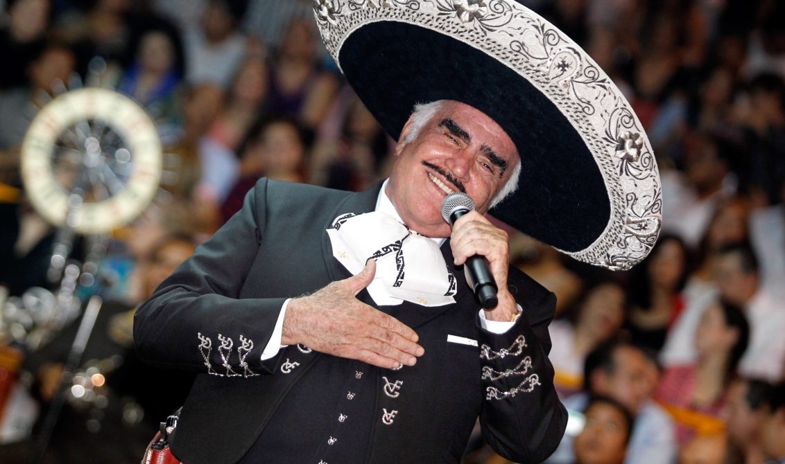 CIUDAD DE MÉXICO, 11DICIEMBRE2021.- Familiares de Vicente Fernández, cantautor tapatío de música ranchera, informaron mediante un comunicado que el estado de salud del cantautor se encuentra en estado grave porque presenta mayor inflamación de sus vías respiratorias bajas e incremento del apoyo respiratorio; así mismo se requirió sedación para mantener confort y su condición el día de hoy es crítica. FOTO: ARCHIVO /CUARTOSCURO.COM