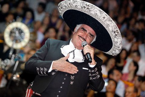 CIUDAD DE MÉXICO, 11DICIEMBRE2021.- Familiares de Vicente Fernández, cantautor tapatío de música ranchera, informaron mediante un comunicado que el estado de salud del cantautor se encuentra en estado grave porque presenta mayor inflamación de sus vías respiratorias bajas e incremento del apoyo respiratorio; así mismo se requirió sedación para mantener confort y su condición el día de hoy es crítica. FOTO: ARCHIVO /CUARTOSCURO.COM