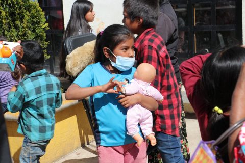 Niñas y niños salen con sus juguetes en Cochoapa el Grande. Foto: Carmen González Benicio-Archivo