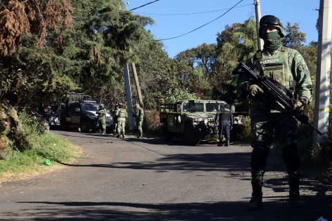 HUITZILAC, MORELOS, 22DICIEMBRE2021. Elementos del ejercito y de la policía de Morelos resguardan la escena de un crimen donde fueron localizados los cadáveres de dos hombres que fueron ejecutados a balazos y envueltos en bolsas de basura. El descubrimiento se realizo esta mañana a detrás del paradero de comida tradicional de Coajomulco, muy cerca de la autopista a la ciudad de México. Investigadores y peritos en criminalística de la Fiscalía del Estado acudieron a levantar evidencia para la averiguación que inicia, finalmente el servicio medico forense levanto los cadáveres que fueron trasladados a la morgue en espera de que sean identificados y reclamados. FOTO: MARGARITO PÉREZ RETANA / CUARTOSCURO.COM