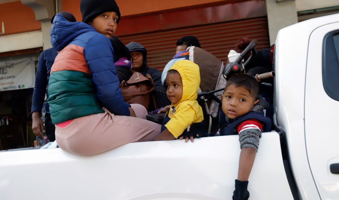 PUEBLA, PUEBLA, 07DICIEMBRE2021.- Caravana de migrantes centroamericanos pasaron la noche en el centro de Puebla, por la mañana regresaron a la autopista Puebla-México para continuar su camino hacia Ciudad de México. FOTO: MIREYA NOVO/CUARTOSCURO.COM