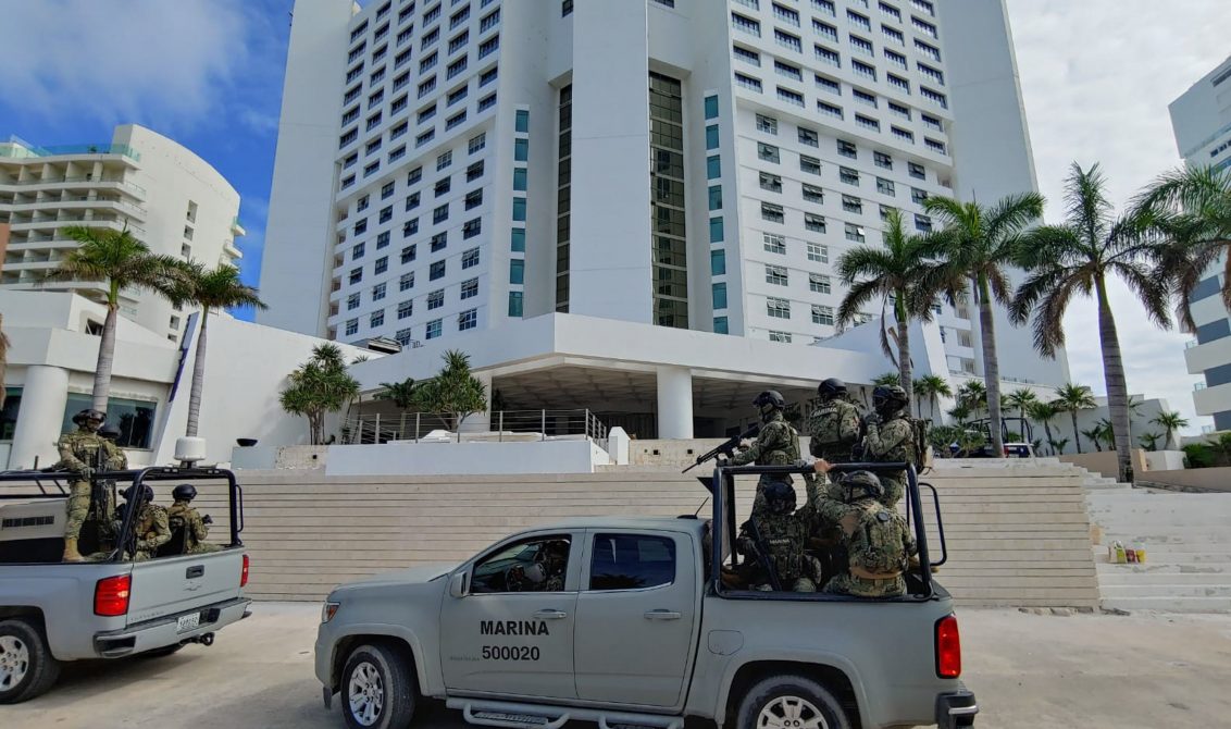 CANCÚN, QUINTANA ROO, 30DICIEMBRE2021.- Intenso operativo se registró la tarde de este jueves en la zona hotelera, cuando elementos de los tres niveles de gobierno catearon lo que antes fue el hotel Melody Maker, mismo que está en remodelación; se detuvo a 16 personas, se aseguró droga y armas de fuego. Alrededor de las 12:00 del día, al menos 80 elementos de la Fiscalía Especializada en Atención al Narcomenudeo (FEAN), Policía Estatal, Ejército Mexicano, Marina y Guardia Nacional, llegaron al kilómetro 12 del bulevar Kukulkán, donde se ubica dicho hotel. La operación se derivó de diversas investigaciones de la Fiscalía estatal, pues se dijo contaban con información sobre la venta de estupefacientes, por lo que un juez de control giró la orden de cateo, misma que fue efectuada esta tarde. Fueron al menos 70 trabajadores de la construcción los que quedaron en ese momento bajo resguardo, esto con la finalidad de revisar sus pertenencias y saber si estaban o no involucrados en la venta de droga, aunque al final solo 16 hombres fueron detenidos, mismos que tenían en su poder dos armas de fuego tipo escuadra abastecidas, así como un total de 300 dosis de marihuana. FOTO: CUARTOSCURO.COM