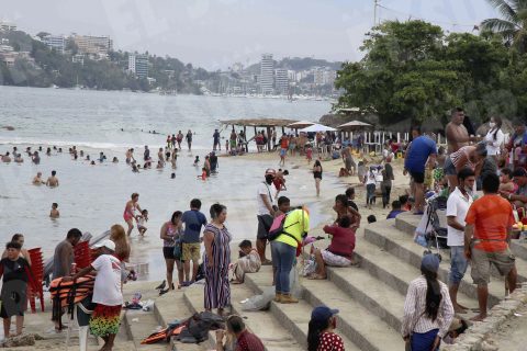 29 de Mayo 2021 Acapulco, Gro. Cientos de personas entre turistas y acapulqueños, captados en la playa Papagayo. Foto: Carlos Alberto Carbajal