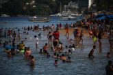 Visitantes la tarde de este domingo en la playa Tlacopnaocha en Acapulco. Foto: Jesús Trigo