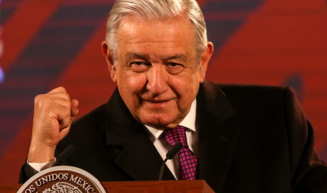 El presidente Andrés Manuel López Obrador retomó las críticas al INE cuestionado por los reporteros sobre la manera en que gasta el órgano electoral sus recursos. Foto: Cuartoscuro