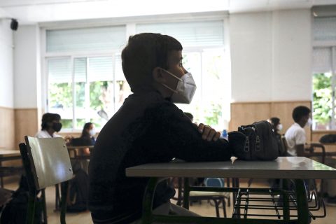 07-09-2020 Un niÒo con mascarilla en un aula del Colegio Privado Alameda de Osuna en el primer dÌa del curso escolar 2020-2021, en Madrid (EspaÒa) a 7 de septiembre de 2020. Los colegios p˙blicos comenzar·n maÒana, 8 de septiembre, las clases de forma escalonada, que en Madrid, como en el resto de comunidades, estar·n marcadas por las medidas impuestas por el gobierno autonÛmico para prevenir los contagios de COVID-19. SALUD Jes˙s HellÌn - Europa Press