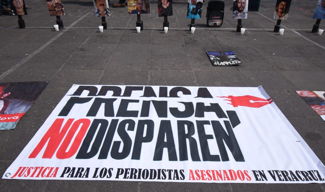 XALAPA, VERACRUZ, 03MAYO2022.- Familiares y amigos de periodistas asesinados en Veracruz colocaron fotografías y veladoras en plaza Lerdo como manifestación pues han pasado 10 años sin justicia. FOTO: YERANIA ROLÓN/CUARTOSCURO.COM