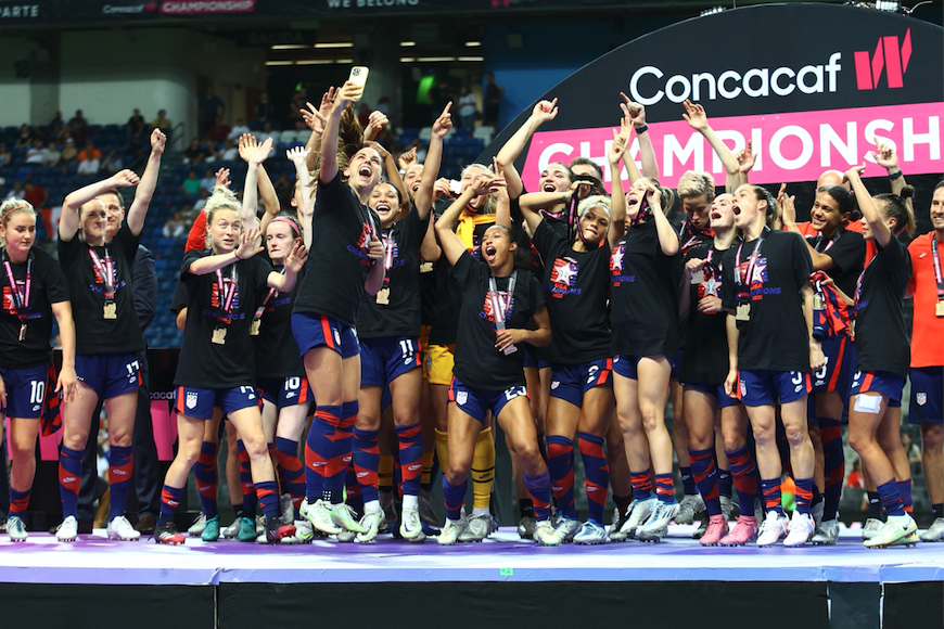 La selección estadunidense se impuso 1-0 a Canadá, con un gol de penalti de Alex Morgan, ayer en la cancha del estadio BBVA de Monterrey. Foto: Agencia Reforma