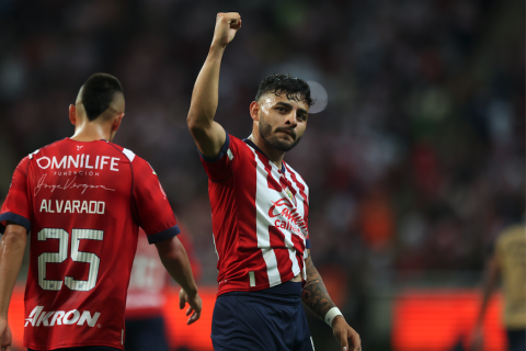 Alexis Vega anotó de tiro libre el 2-1 momentáneo a favor de Chivas sobre Pumas, en la cancha del estadio Akron. Foto: Agencia Reforma