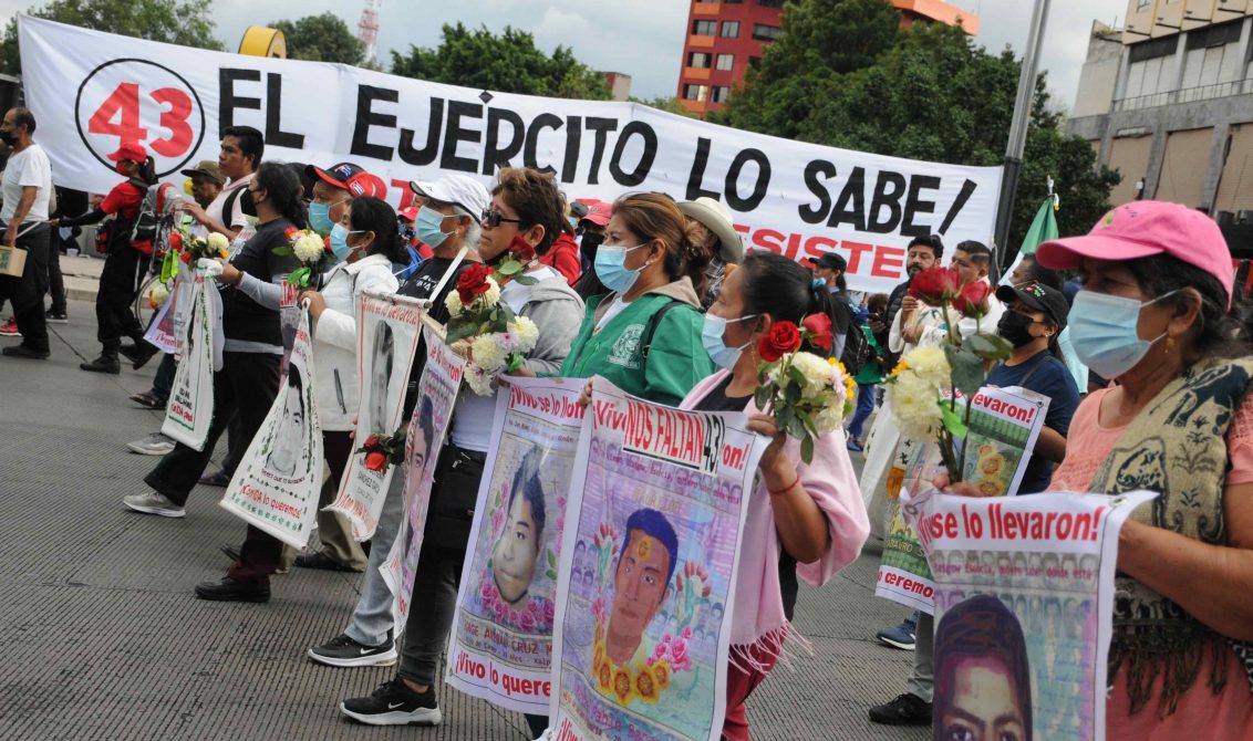 CIUDAD DE MÉXICO, 26SEPTIEMBRE2022.- Padres de los 43 normalistas desaparecidos de Ayotzinapa marcharon desde el Ángel de la Independencia hasta el Zócalo de la capital para conmemorar el octavo aniversario de la desaparición forzada de sus hijos a manos del ejército y el crimen organizado, los padres estuvieron acompañados por diferentes organizaciones civiles. FOTO: DANIEL AUGUSTO /CUARTOSCURO.COM