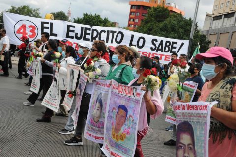 CIUDAD DE MÉXICO, 26SEPTIEMBRE2022.- Padres de los 43 normalistas desaparecidos de Ayotzinapa marcharon desde el Ángel de la Independencia hasta el Zócalo de la capital para conmemorar el octavo aniversario de la desaparición forzada de sus hijos a manos del ejército y el crimen organizado, los padres estuvieron acompañados por diferentes organizaciones civiles. FOTO: DANIEL AUGUSTO /CUARTOSCURO.COM